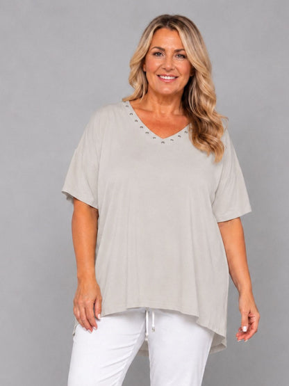 Shirt V-Ausschnitt Nieten Kurzarm Oversize – Gelb, Hellblau, Lila, Beige/Stein, Taupe & Weiß – Einheitsgröße 46–54