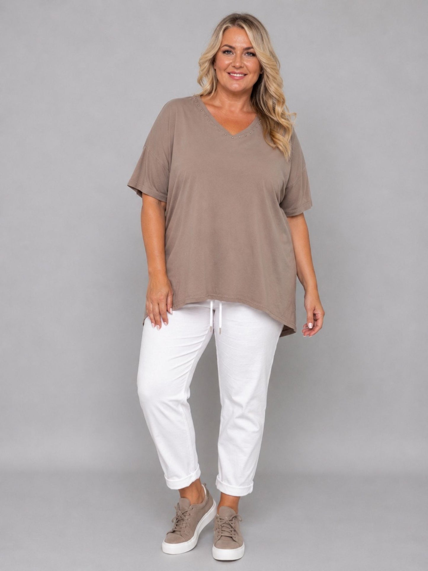 Shirt V-Ausschnitt Nieten Kurzarm Oversize – Gelb, Hellblau, Lila, Beige/Stein, Taupe & Weiß – Einheitsgröße 46–54