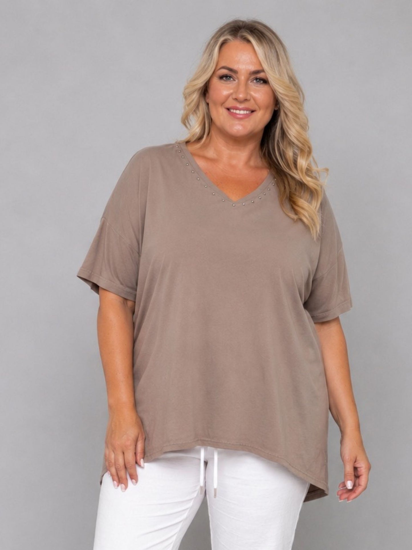 Shirt V-Ausschnitt Nieten Kurzarm Oversize – Gelb, Hellblau, Lila, Beige/Stein, Taupe & Weiß – Einheitsgröße 46–54