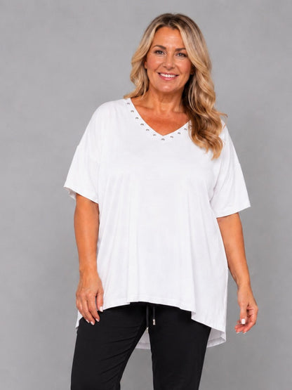 Shirt V-Ausschnitt Nieten Kurzarm Oversize – Gelb, Hellblau, Lila, Beige/Stein, Taupe & Weiß – Einheitsgröße 46–54