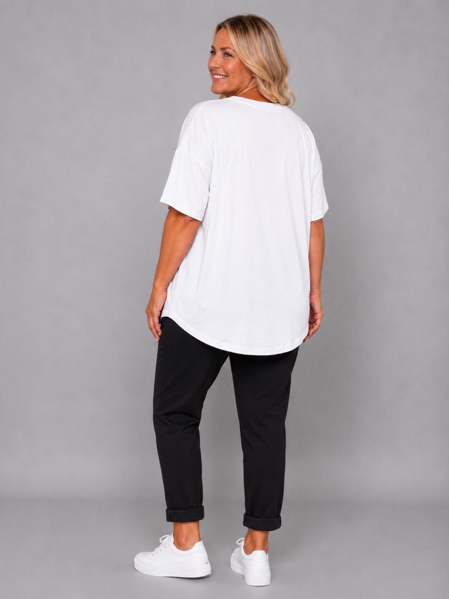 Shirt V-Ausschnitt Nieten Kurzarm Oversize – Gelb, Hellblau, Lila, Beige/Stein, Taupe & Weiß – Einheitsgröße 46–54