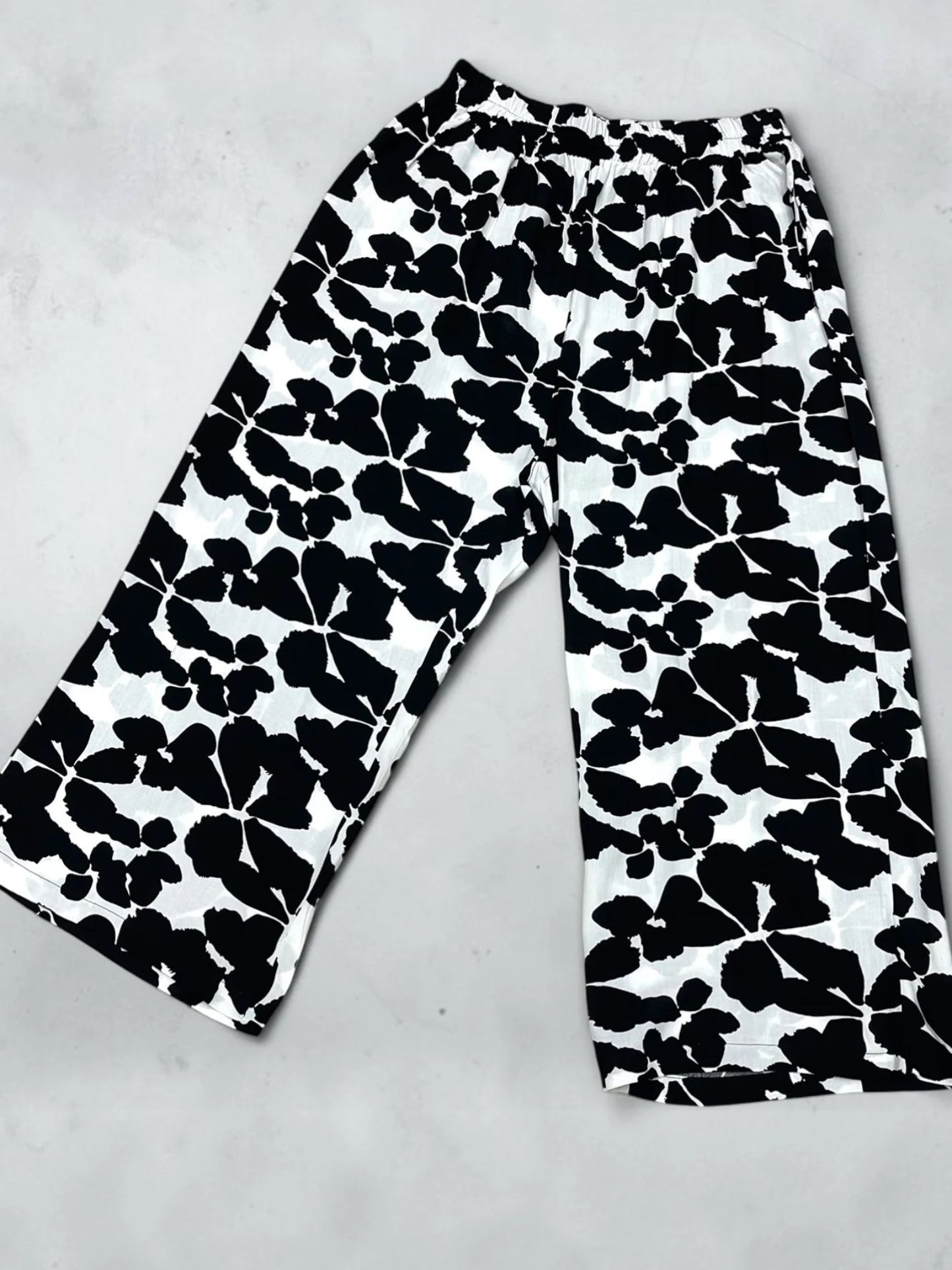 Vincenzo Allocca Weite Hose Blumen-Print Schwarz-Weiß – Einheitsgröße 44–54