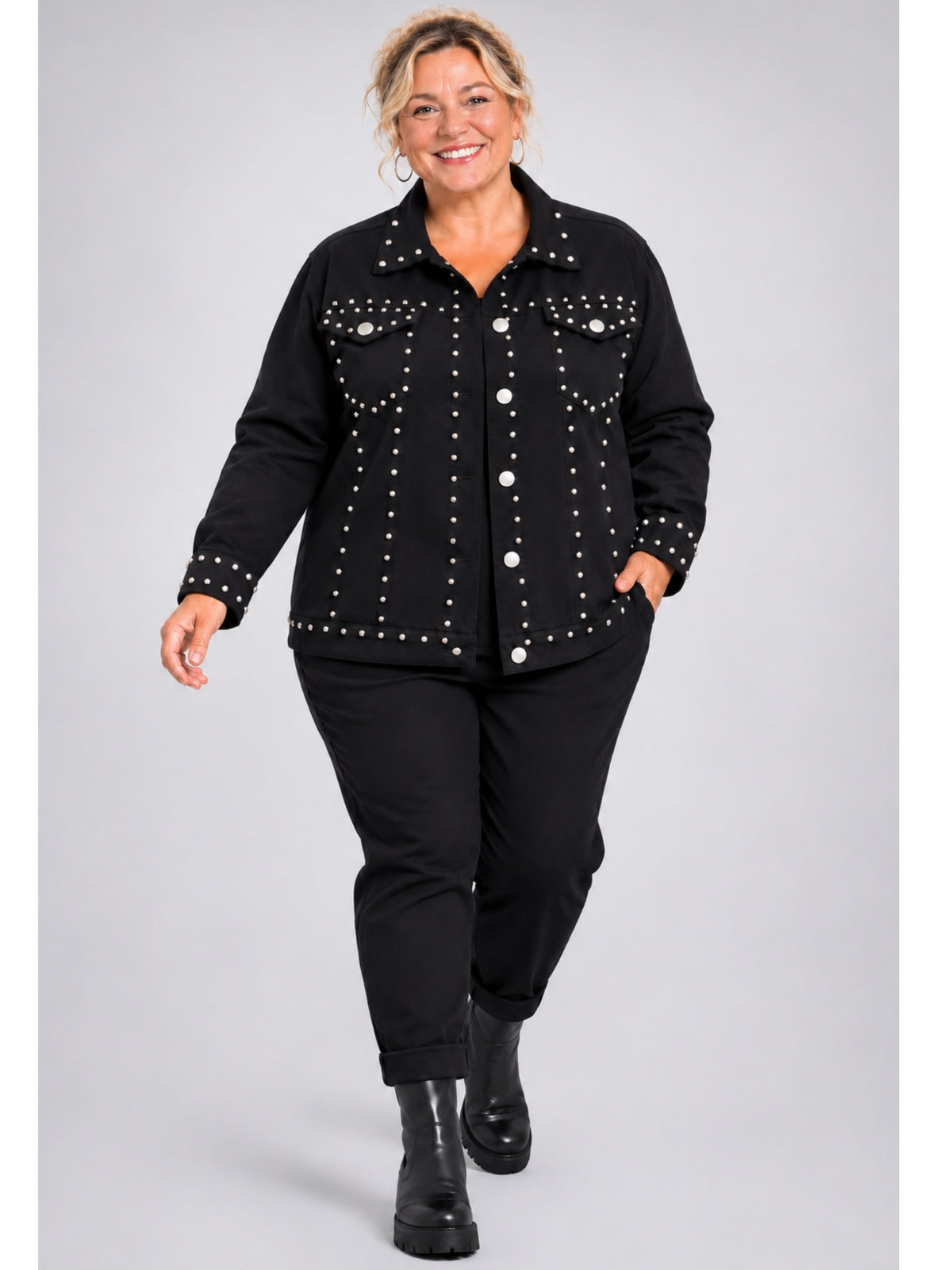Schwarze Nietenjacke offen getragen mit der schwarzen Twillhose und Stiefeletten, getragen
