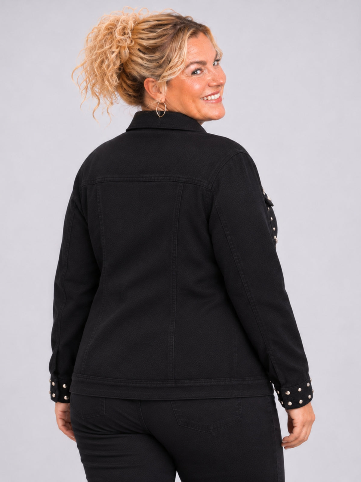 Schlichter Rücken der schwarzen Jeansjacke ohne Nieten, Rückansicht