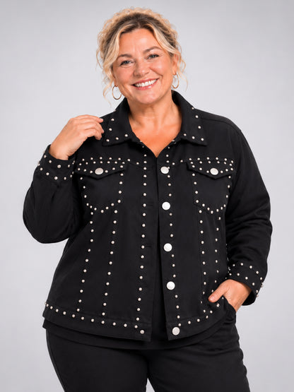 Schwarze Jeansjacke von Vincenzo Allocca mit silbernen Nieten entlang der Nähte, Vorderansicht