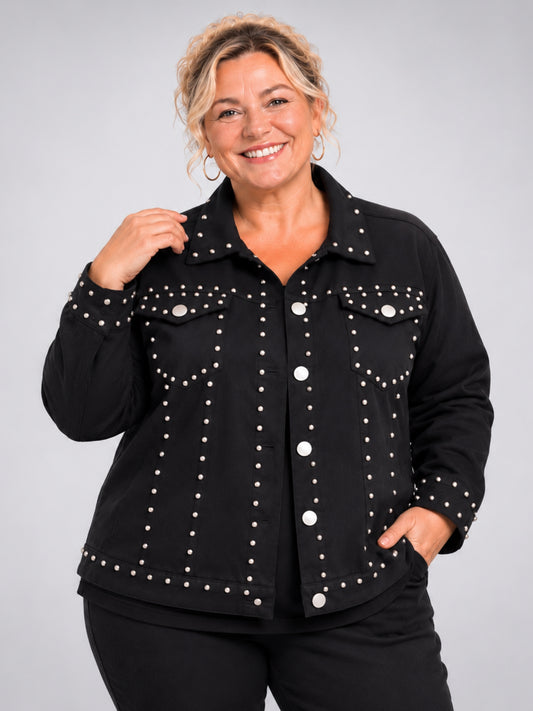 Schwarze Jeansjacke von Vincenzo Allocca mit silbernen Nieten entlang der Nähte, Vorderansicht