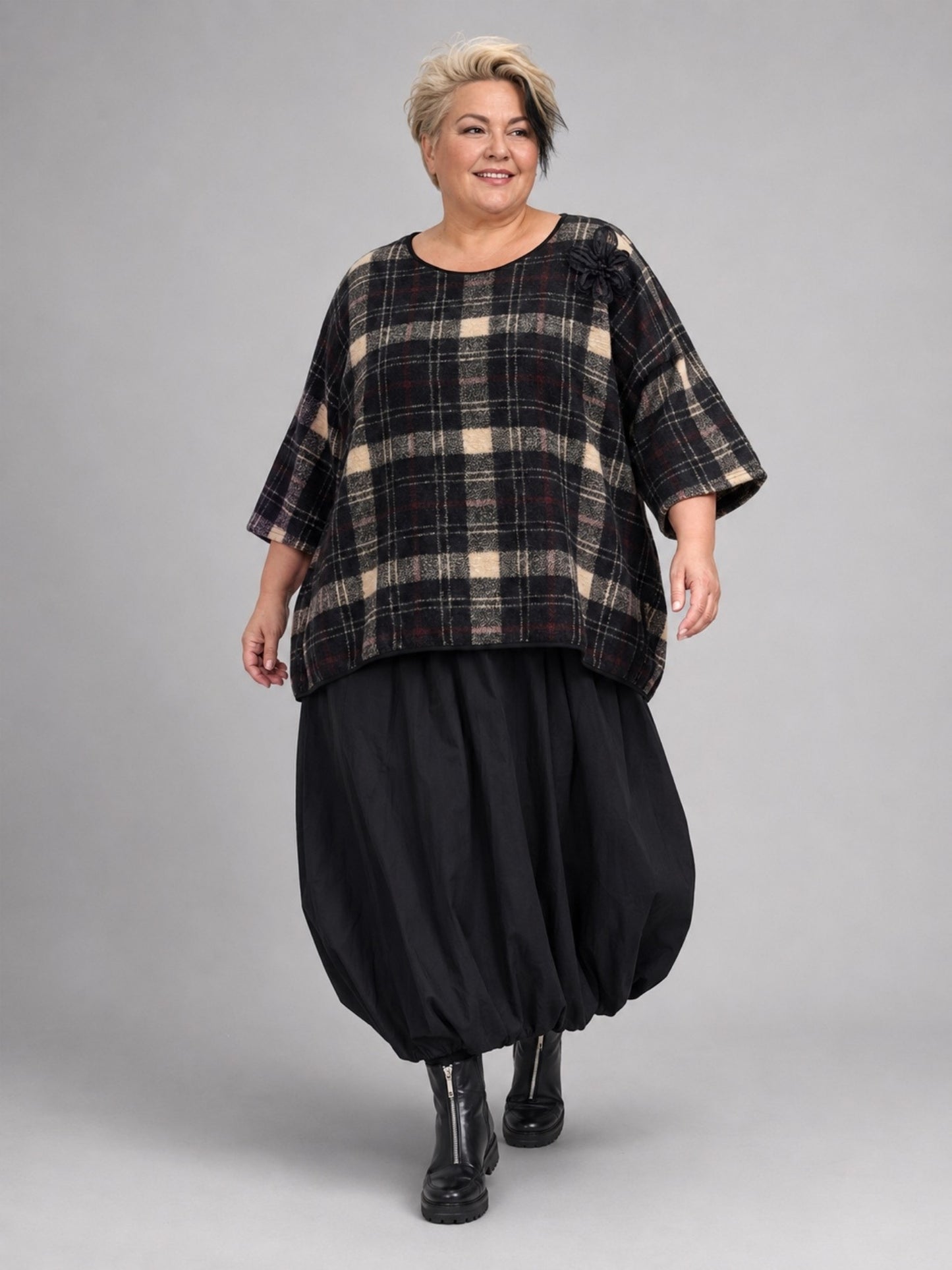 Vincenzo Allocca Kurzpulli Wollmix kariert Oversize – Schwarz/Beige, Einheitsgröße 44–58