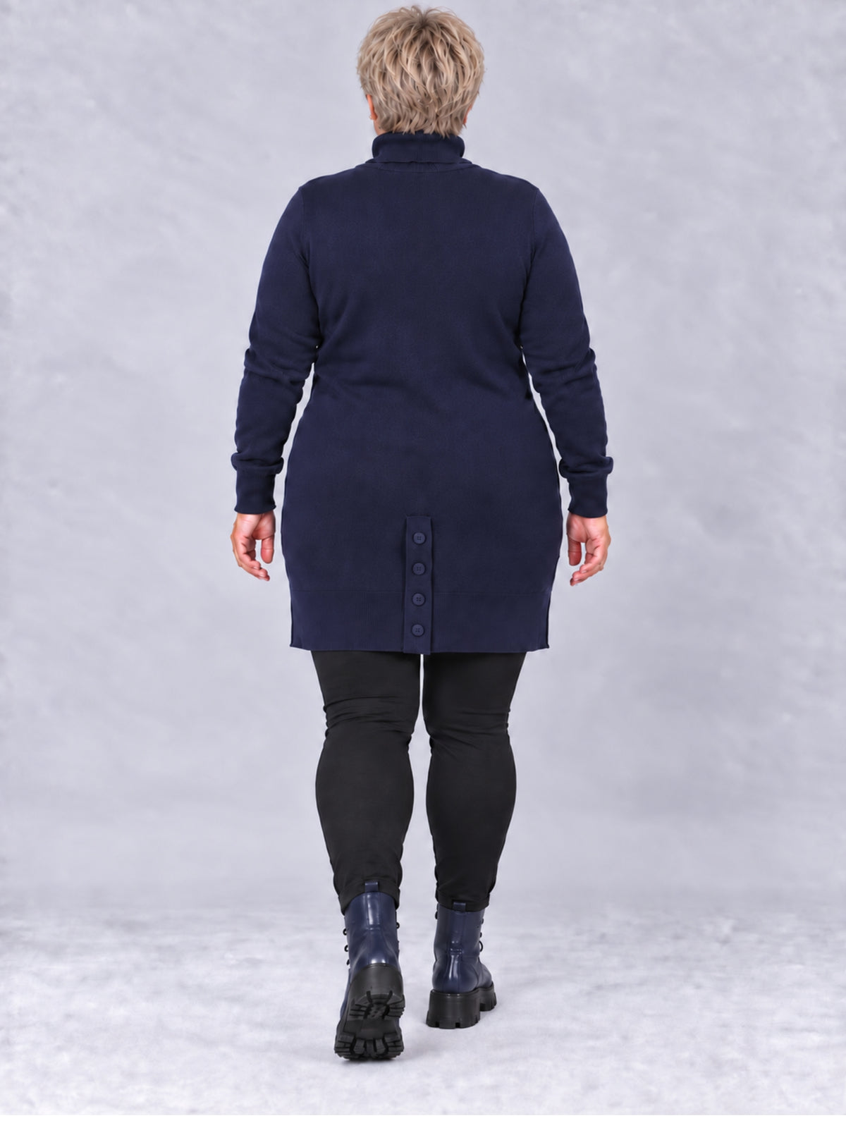 Marineblauer Feinstrickpullover mit Knopfleiste am hinteren Saum, Rückansicht