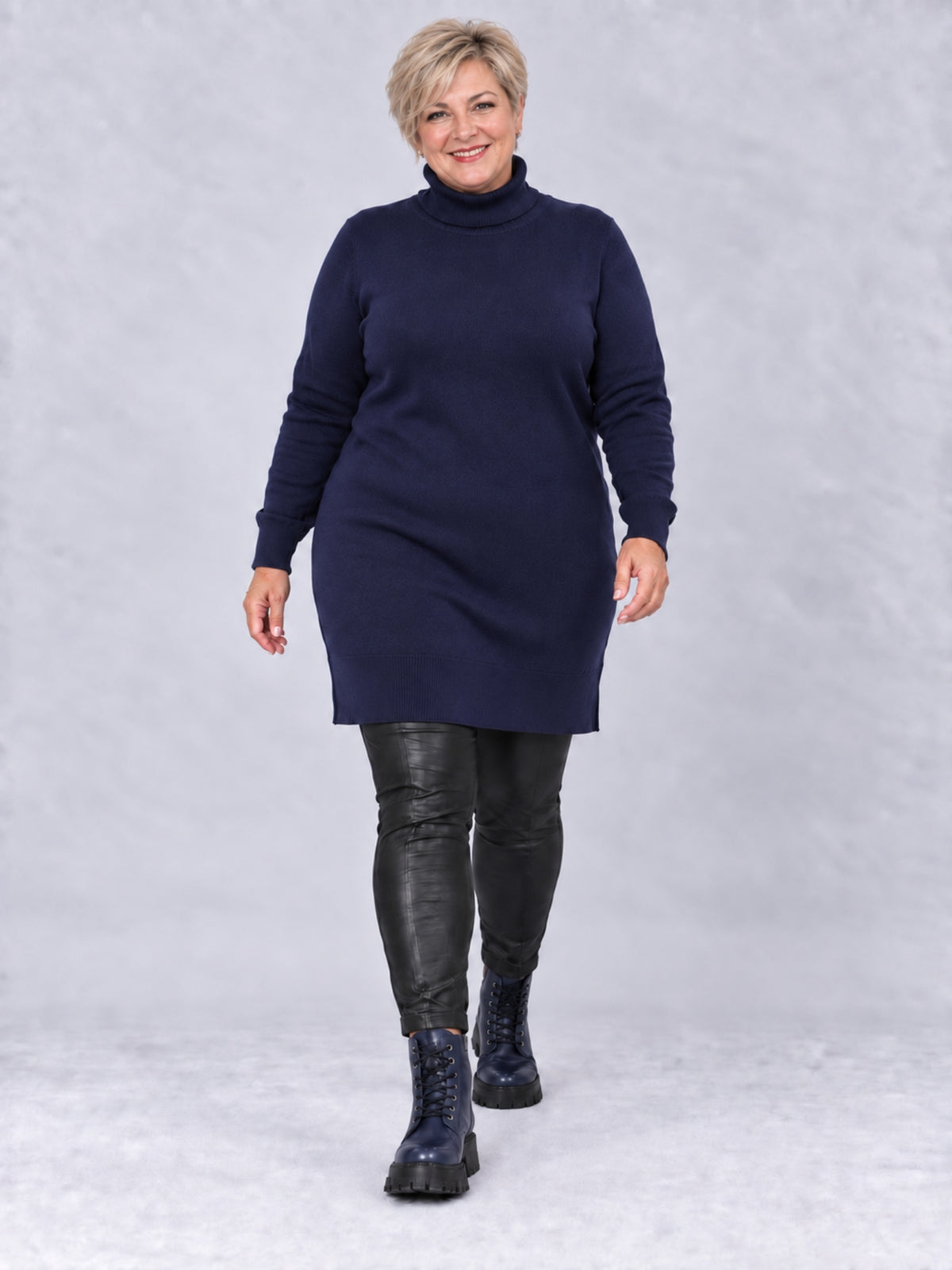 Marineblauer Rollkragenpullover mit breiten Rippbündchen am Ärmel, Vorderansicht