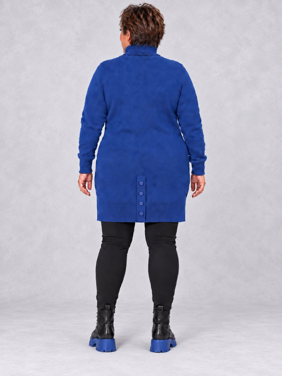 Royalblauer Feinstrickpullover mit Knopfleiste am hinteren Saum, Rückansicht