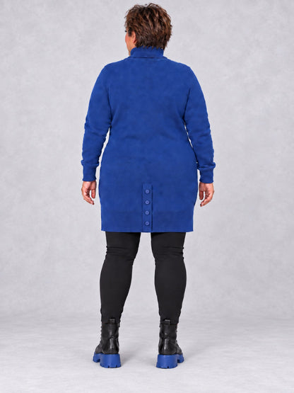 Royalblauer Feinstrickpullover mit Knopfleiste am hinteren Saum, Rückansicht