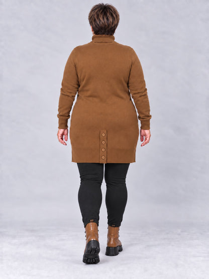 Camelfarbener Feinstrickpullover mit vier Knöpfen am hinteren Saum, Rückansicht