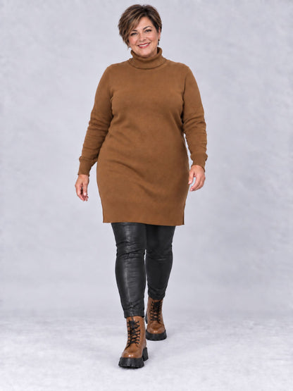 Camelfarbener Rollkragenpullover in gerader Form, getragen mit schwarzer Lederhose, Vorderansicht
