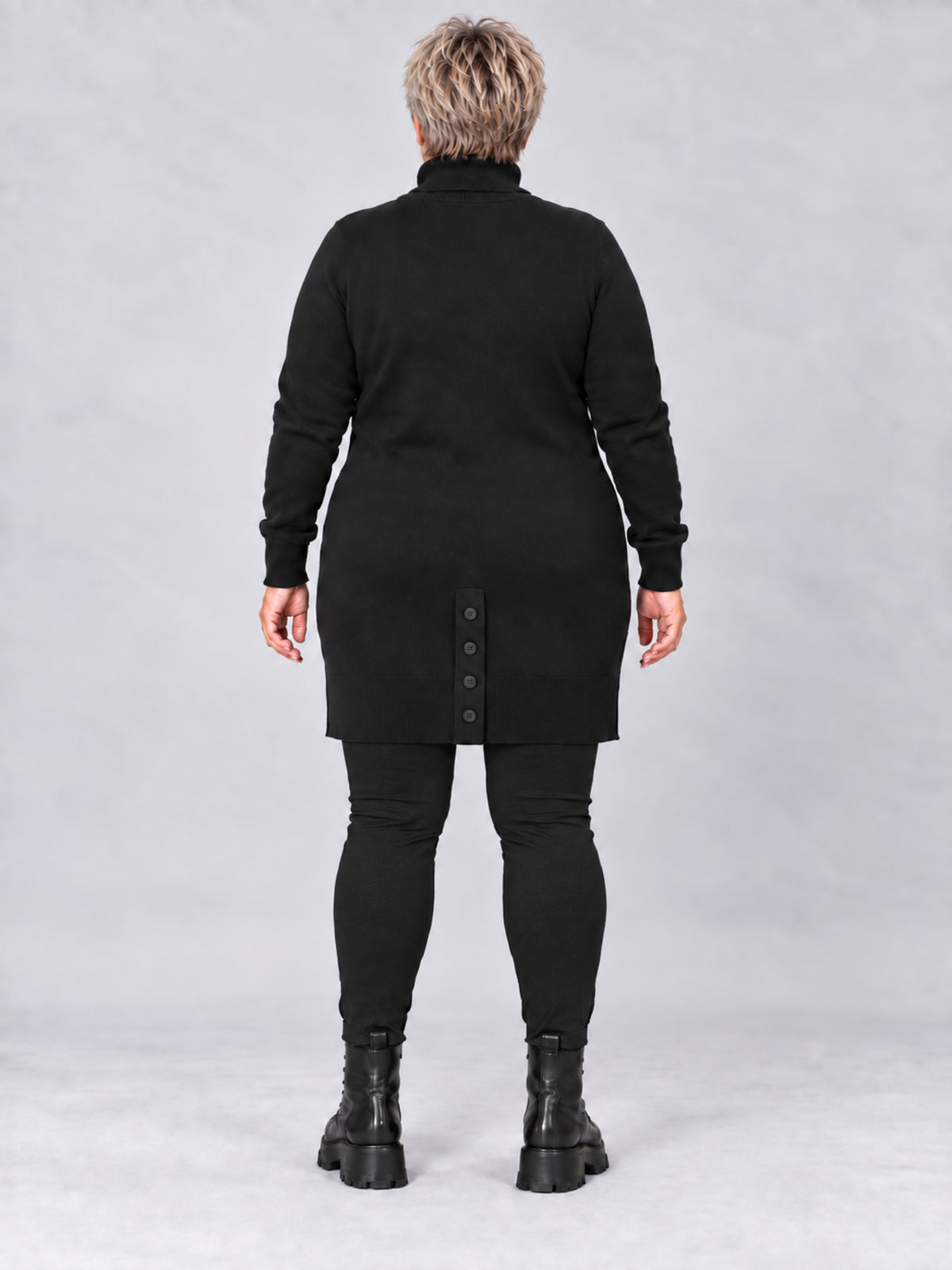 Schwarzer Feinstrickpullover mit Knopfleiste und seitlichen Schlitzen am Saum, Rückansicht
