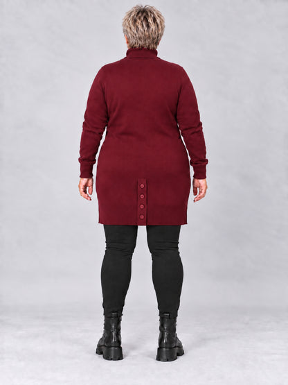 Weinroter Feinstrickpullover mit Knopfleiste am hinteren Saum, Rückansicht
