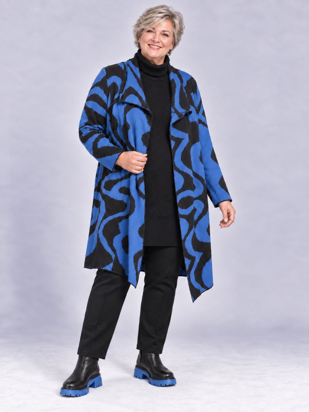Royalblaue Strickjacke in weiter A-Linie, getragen zu schwarzer Hose
