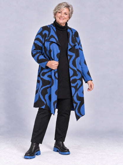 Royalblaue Strickjacke in weiter A-Linie, getragen zu schwarzer Hose