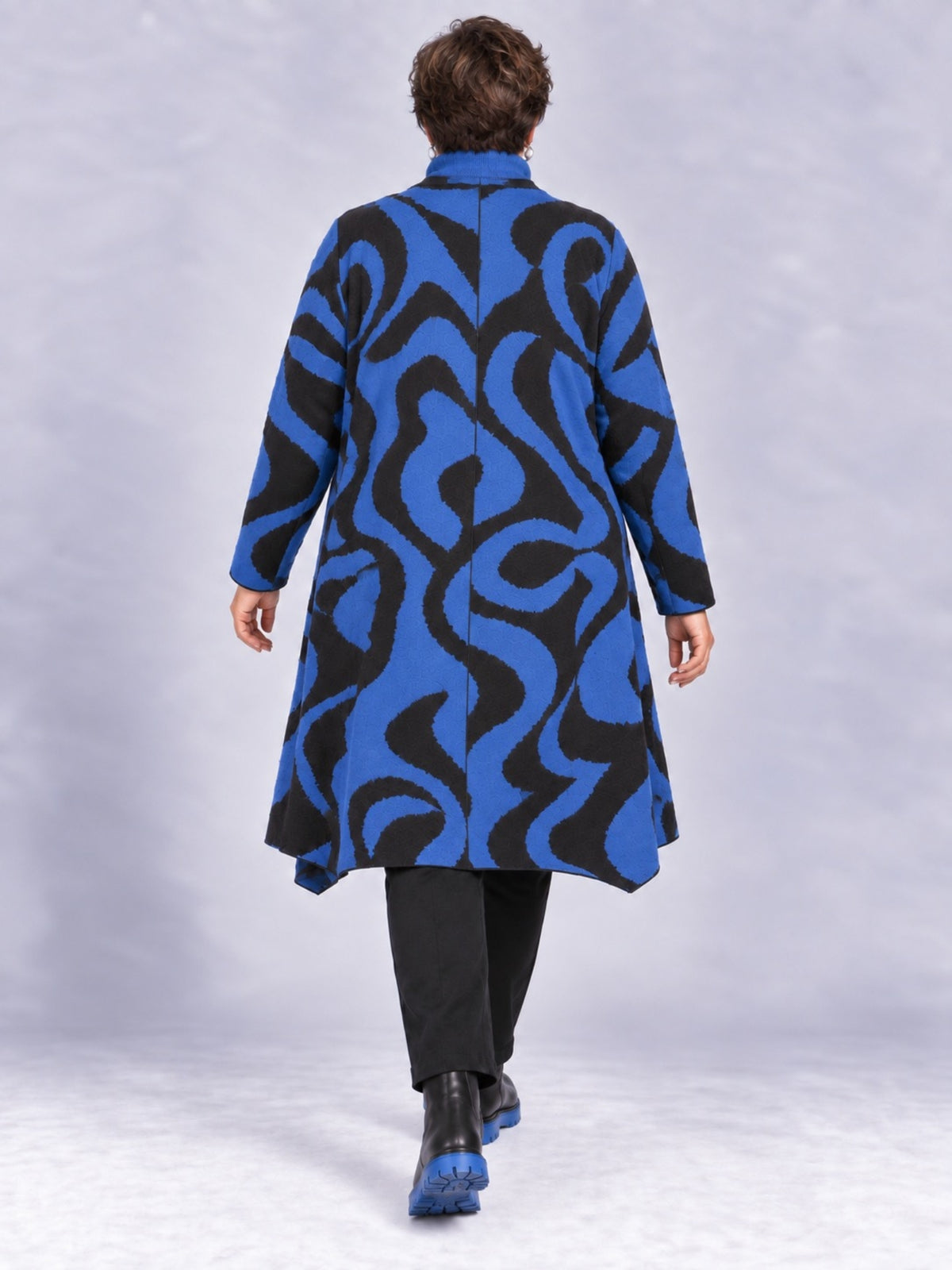 Royalblaue Strickjacke mit schwarzen Wellen über dem Rücken, Rückansicht