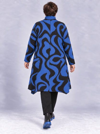 Royalblaue Strickjacke mit schwarzen Wellen über dem Rücken, Rückansicht