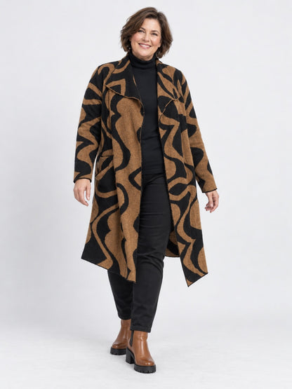 Camelfarbene Strickjacke von adia mit schwarzem Wellenmuster, offen getragen zu schwarzem Rollkragenpulli