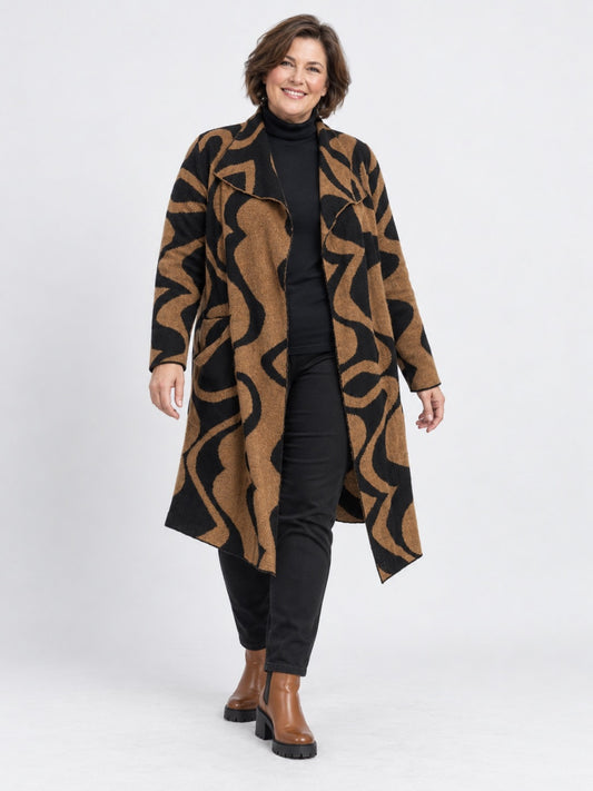 Camelfarbene Strickjacke von adia mit schwarzem Wellenmuster, offen getragen zu schwarzem Rollkragenpulli