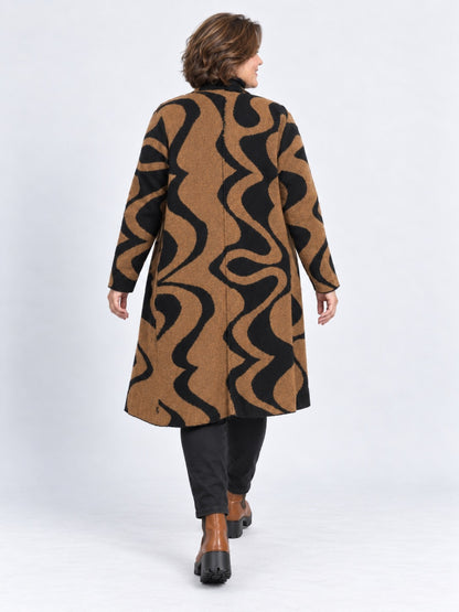Camelfarbene Strickjacke in weiter A-Linie mit schwarzen Wellen über dem Rücken, Rückansicht