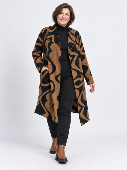 Camelfarbene Strickjacke mit breitem Kragen und Zipfelsaum, Vorderansicht
