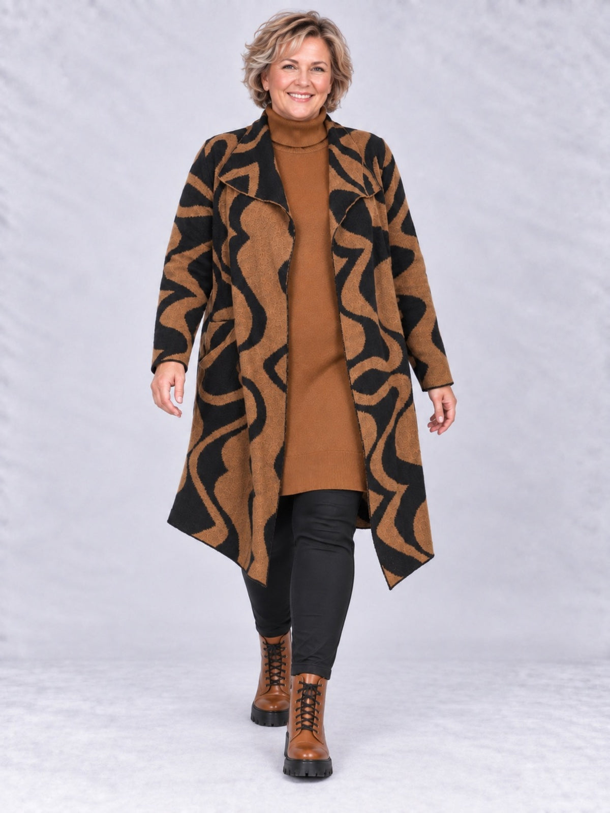 Offene camelfarbene Strickjacke, getragen zu schwarzer Hose, Vorderansicht