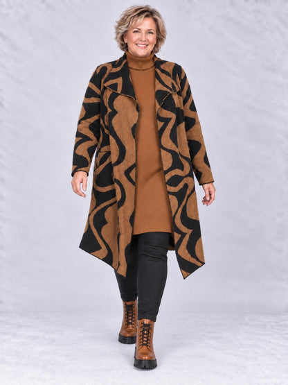 Offene camelfarbene Strickjacke, getragen zu schwarzer Hose, Vorderansicht