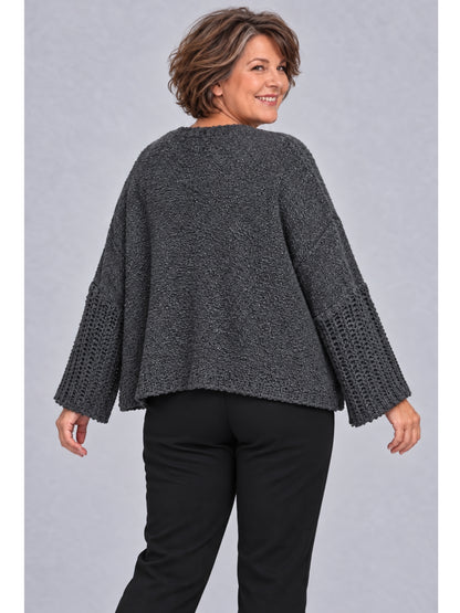 Dunkelgraue Kurzstrickjacke im weiten Oversize-Schnitt, Rückansicht