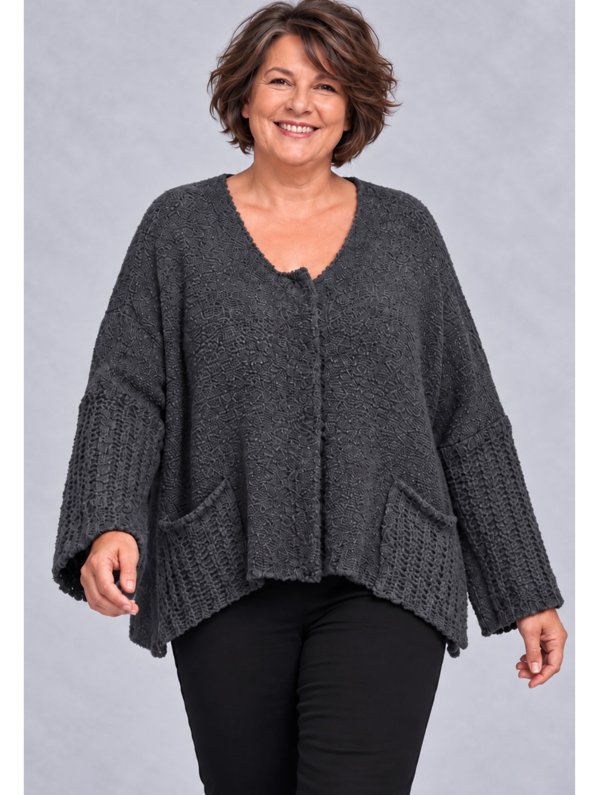 Dunkelgraue Kurzstrickjacke aus flauschigem Strukturstrick mit V-Ausschnitt, Vorderansicht