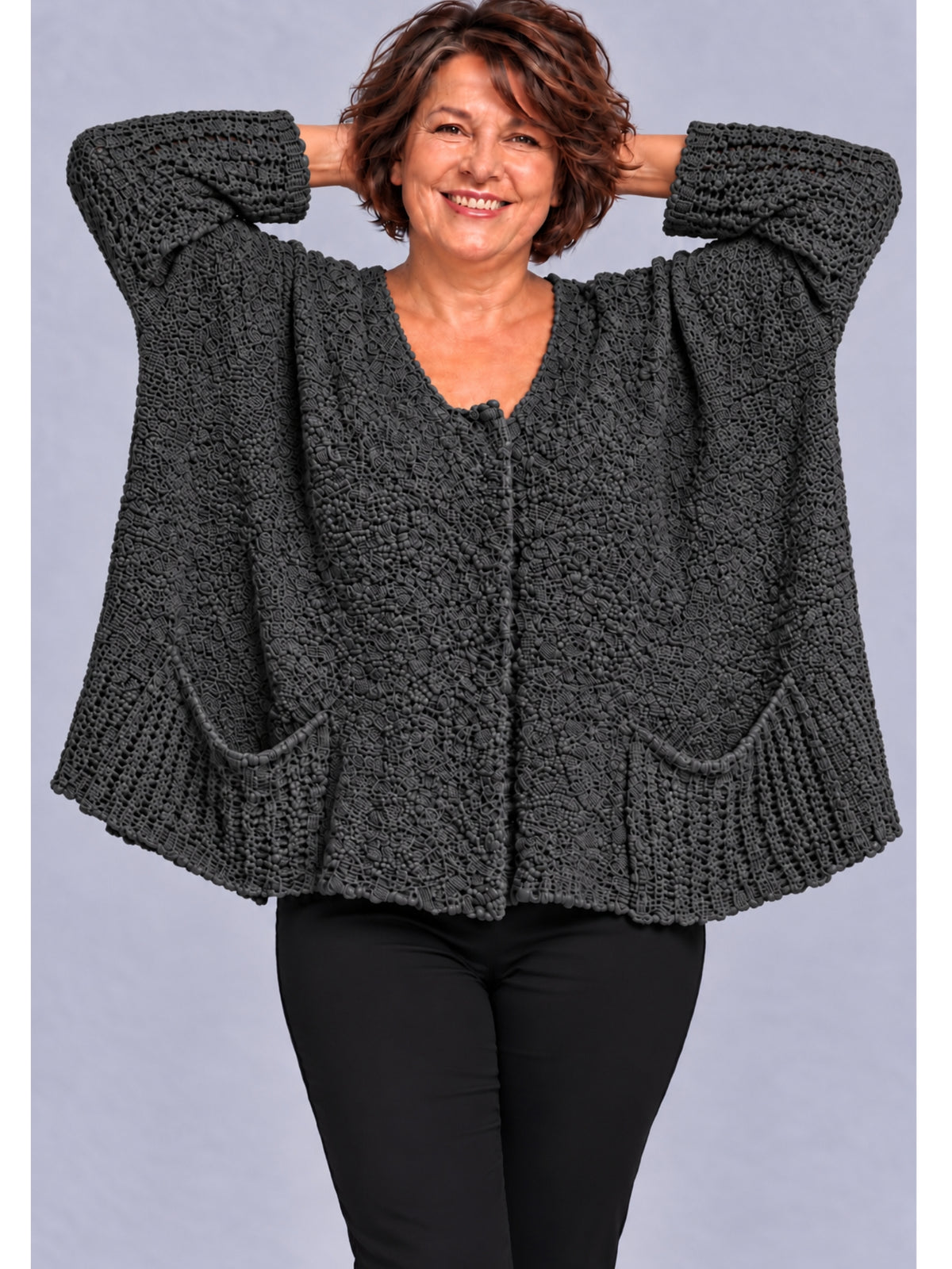 Dunkelgraue Kurzstrickjacke mit Druckknopfleiste und zwei aufgesetzten Taschen, Vorderansicht