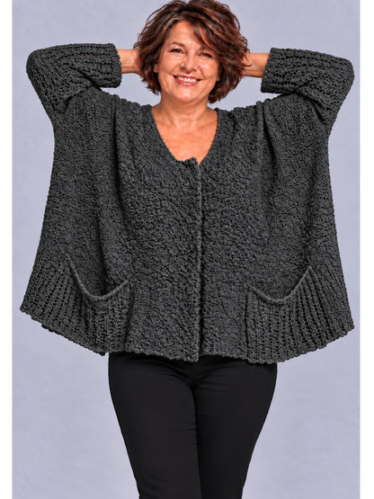 Dunkelgraue Kurzstrickjacke mit Druckknopfleiste und zwei aufgesetzten Taschen, Vorderansicht