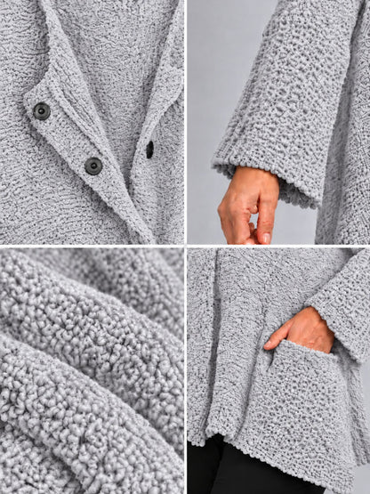 Druckknöpfe, weiter Ärmel und flauschiger Strukturstrick der hellgrauen Strickjacke, Detailansicht