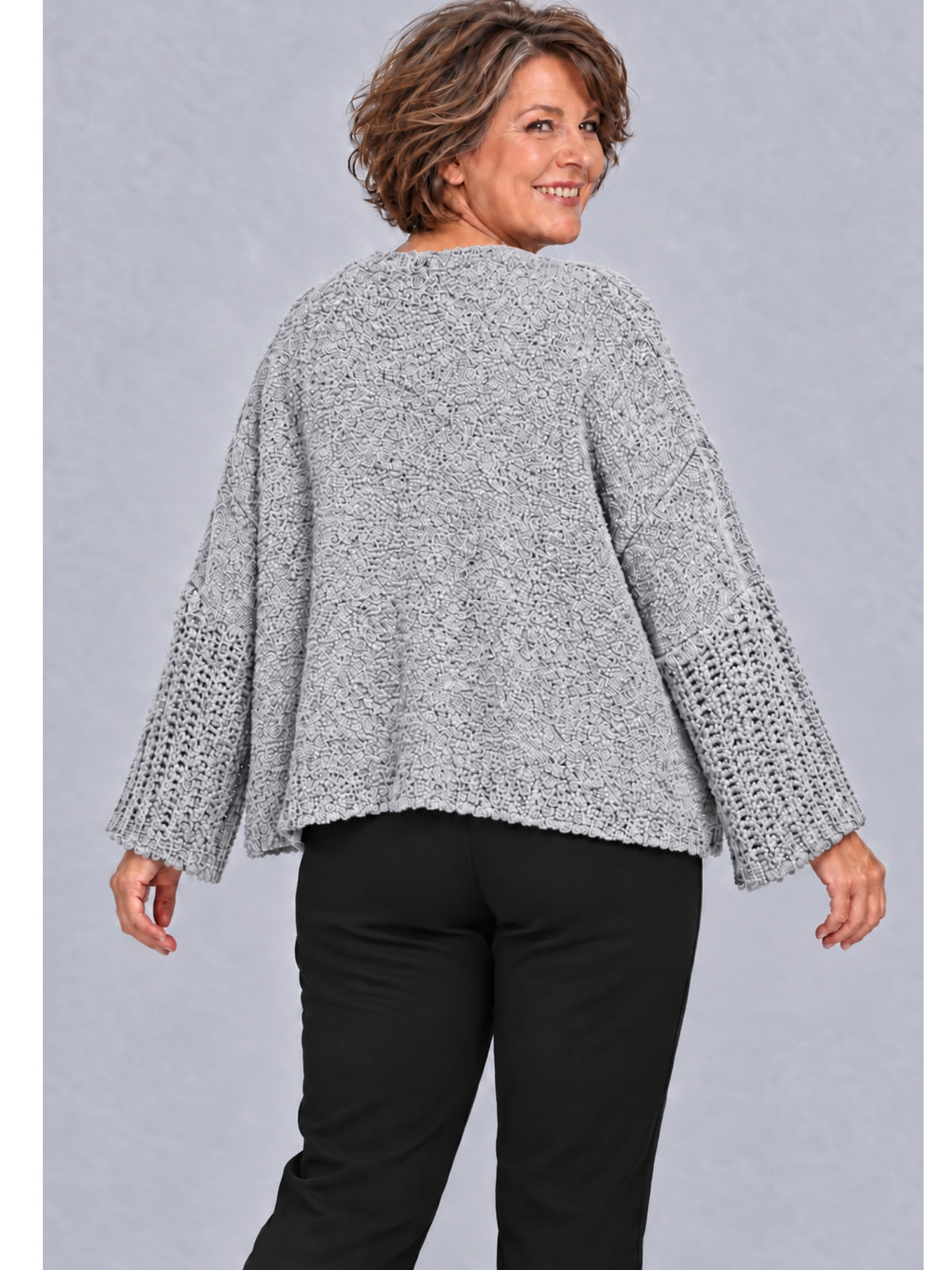 Hellgraue Kurzstrickjacke im weiten Oversize-Schnitt, Rückansicht