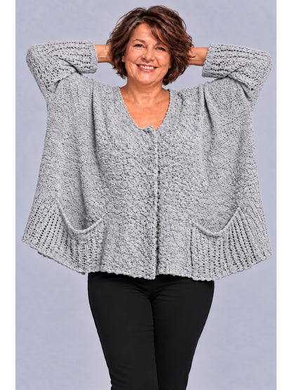 Hellgraue Kurzstrickjacke aus flauschigem Strukturstrick mit V-Ausschnitt, Vorderansicht