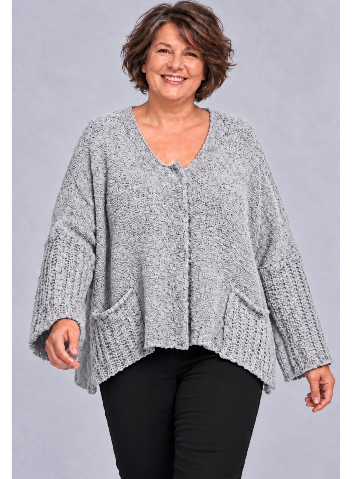 Hellgraue Kurzstrickjacke mit Druckknopfleiste und zwei aufgesetzten Taschen, Vorderansicht