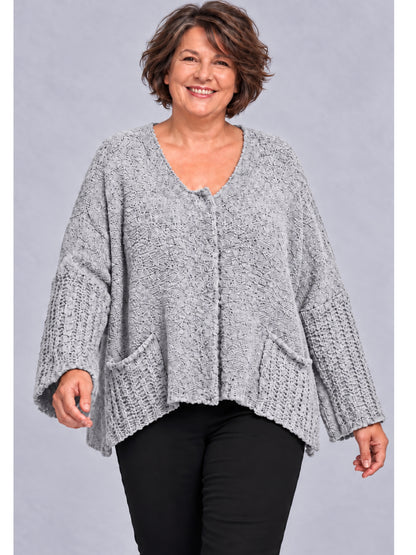 Hellgraue Kurzstrickjacke mit Druckknopfleiste und zwei aufgesetzten Taschen, Vorderansicht