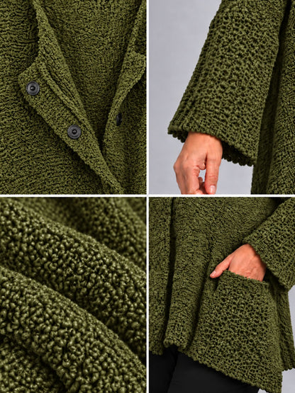 Druckknöpfe, weiter Ärmel und flauschiger Strukturstrick der khakifarbenen Strickjacke, Detailansicht