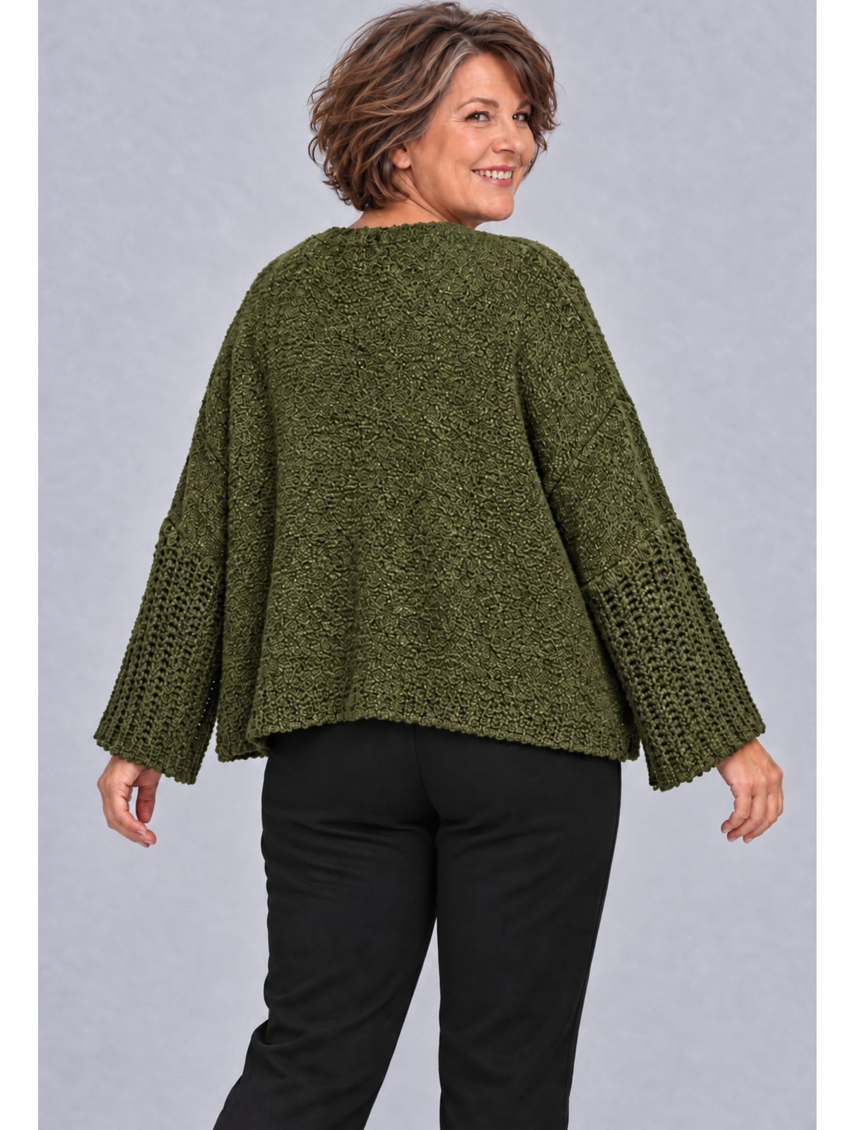 Khakifarbene Kurzstrickjacke im weiten Oversize-Schnitt, Rückansicht