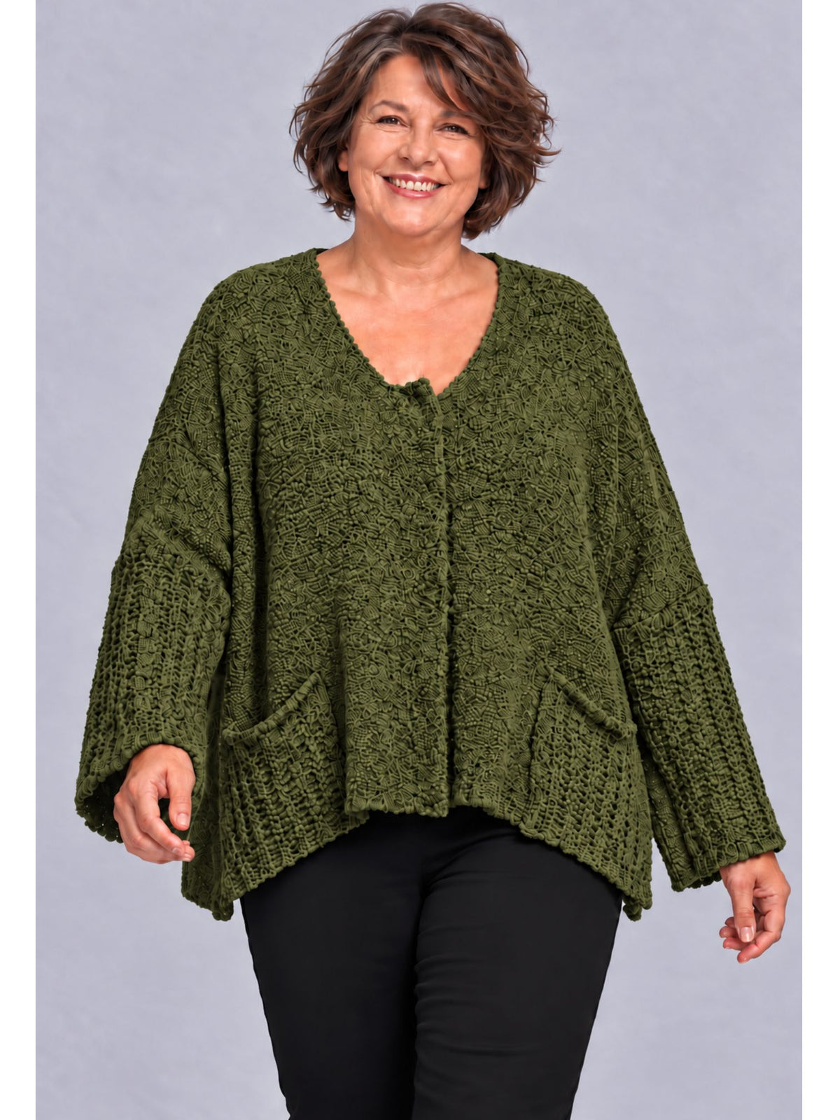 Khakifarbene Kurzstrickjacke aus flauschigem Strukturstrick mit V-Ausschnitt, Vorderansicht