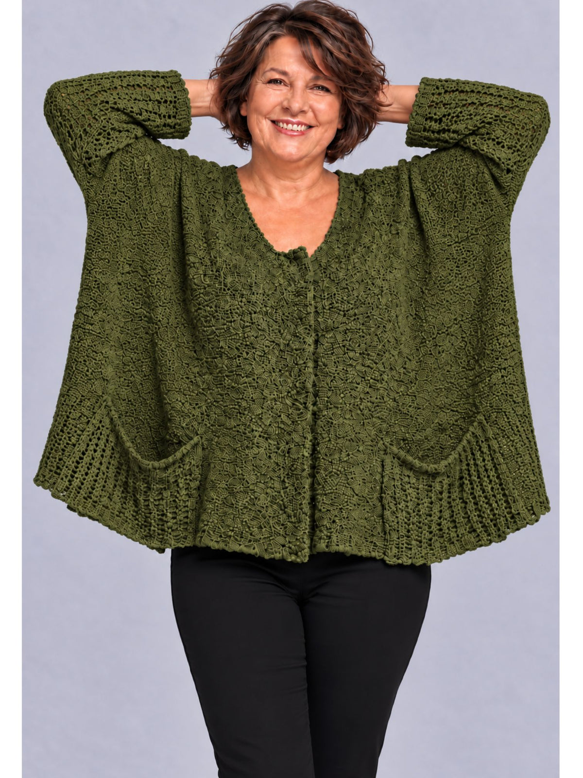 Khakifarbene Kurzstrickjacke mit Druckknopfleiste und zwei aufgesetzten Taschen, Vorderansicht