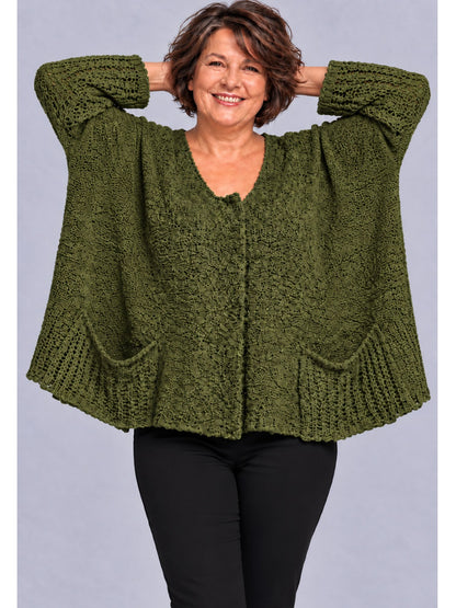Khakifarbene Kurzstrickjacke mit Druckknopfleiste und zwei aufgesetzten Taschen, Vorderansicht