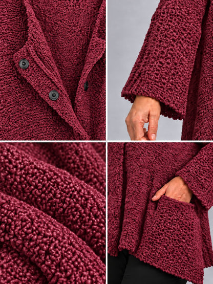Druckknöpfe, weiter Ärmel und flauschiger Strukturstrick der weinroten Strickjacke, Detailansicht