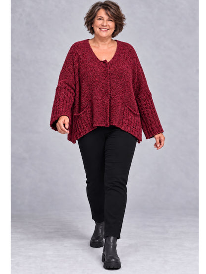 Weinrote Kurzstrickjacke getragen mit schwarzer Hose und Stiefeletten