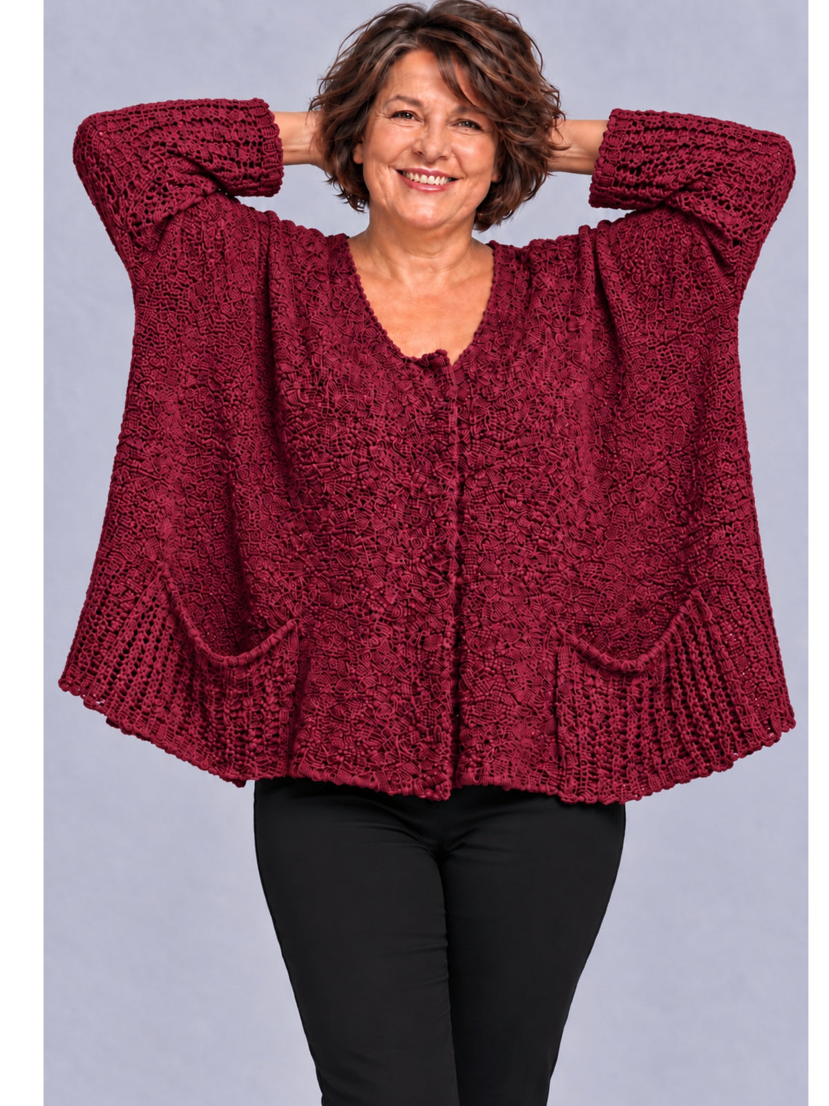 Weinrote Kurzstrickjacke aus flauschigem Strukturstrick mit V-Ausschnitt, Vorderansicht