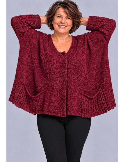 Weinrote Kurzstrickjacke aus flauschigem Strukturstrick mit V-Ausschnitt, Vorderansicht