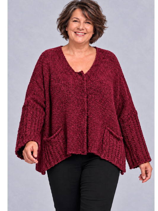 Weinrote Kurzstrickjacke von Amandine mit Druckknopfleiste und zwei aufgesetzten Taschen, Vorderansicht
