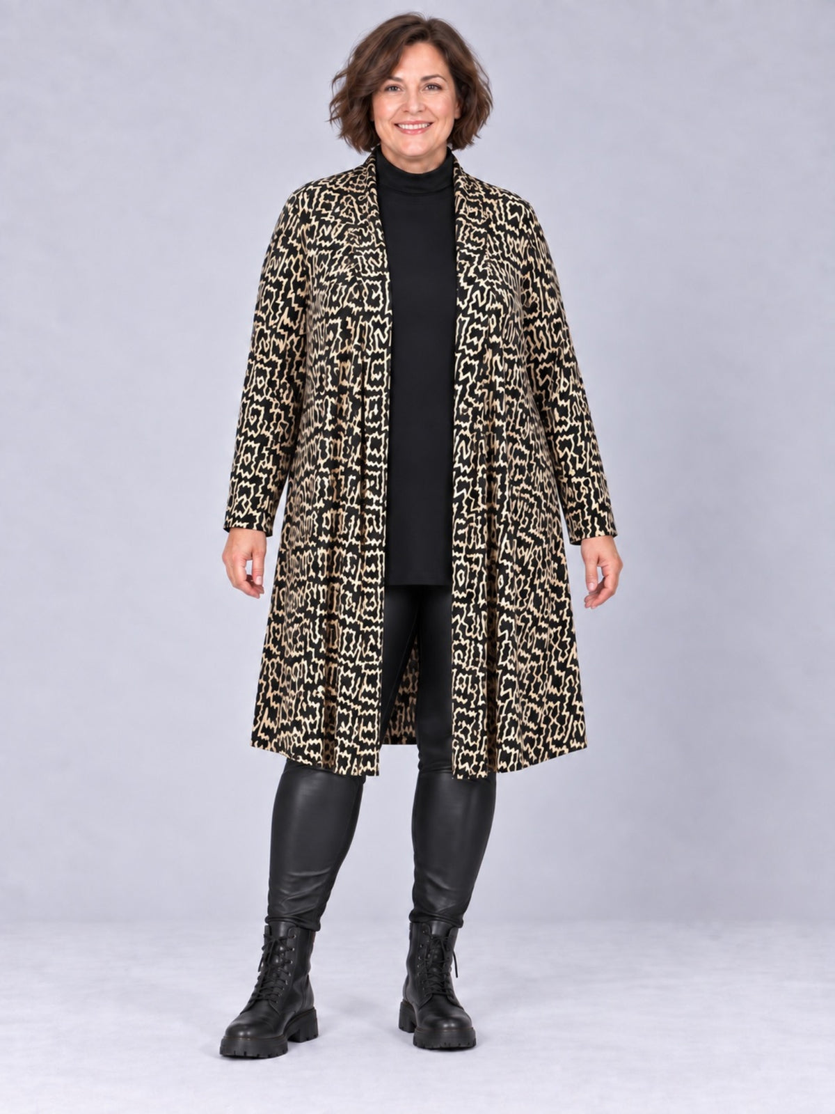 Schwarze Leggings getragen mit dem langen Cardigan in Champagner und Schwarz, getragen