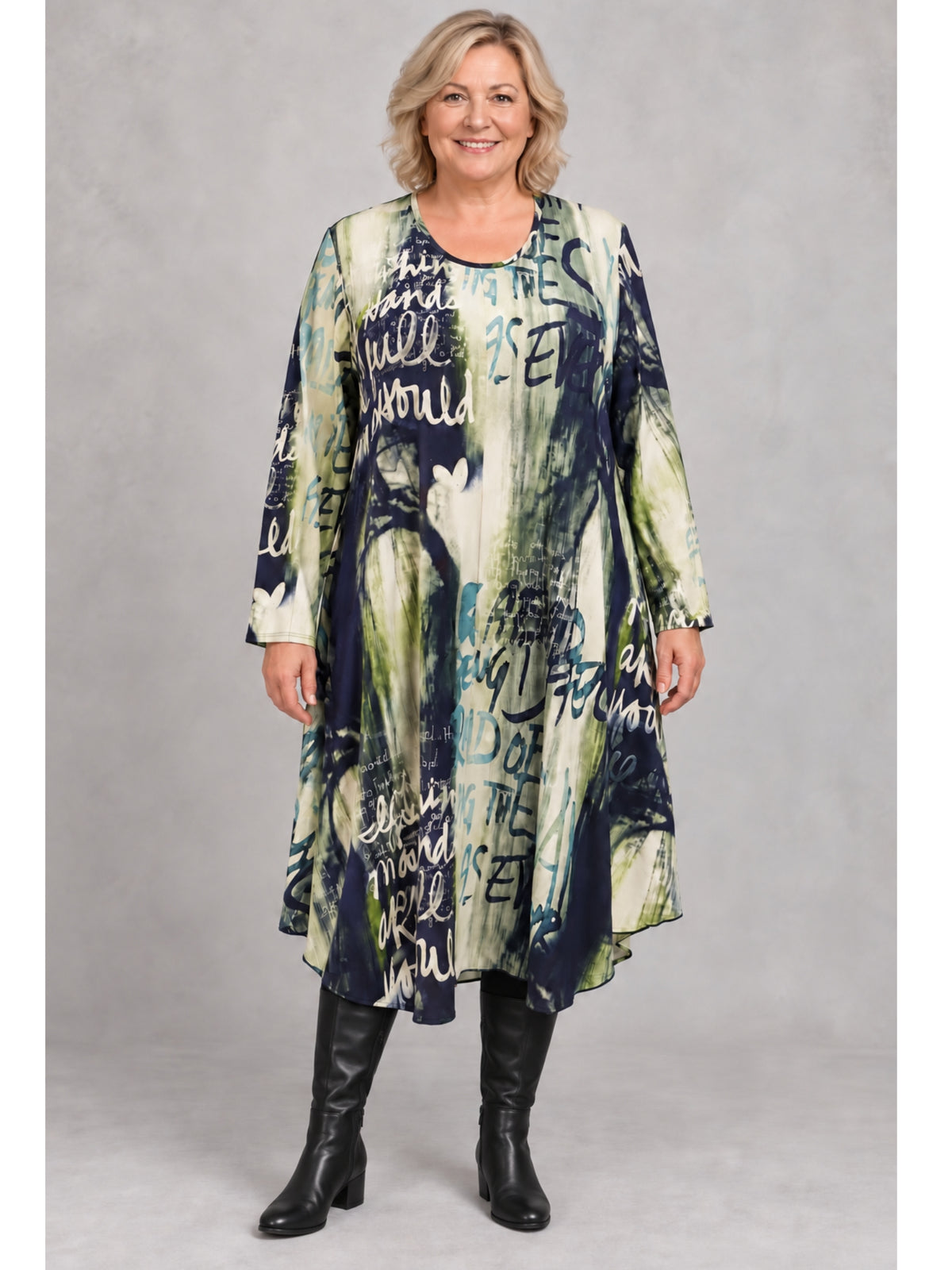 Tunika-Kleid von Chalou in Marine, Oliv und Creme mit Schriftzügen und Herzen, getragen mit schwarzer Leggings, Vorderansicht